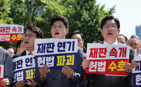 김용태 국민의힘 비상대책위원장과 권성동 원내대표가 11일 이재명 대통령의 공직선거법 위반 사건의 파기환송심을 사실상 무기한 연기한 서울고등법원 앞에서 열린 현장 의원총회에서 구호를 외치고 있다. [연합뉴스]